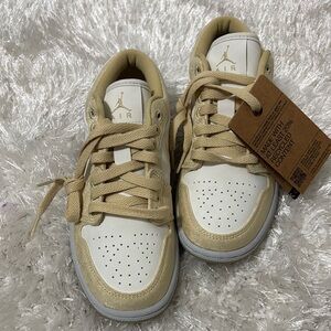 Wmns Air Jordan 1 Low SE 'Team Gold'